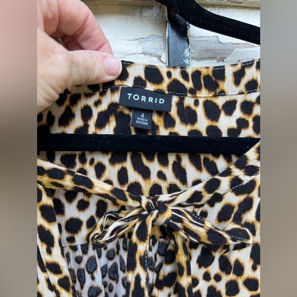 Torrid Leopard Animal Print Mobwife BoHo Blouse Top Size 4 - Picture 3 of 7